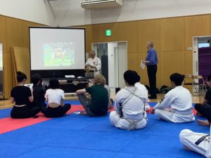 世耕石弘経営戦略本部長に英語で日本拳法の解説をして頂きました。