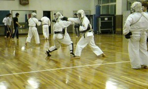 近畿大学日本拳法部の練習へ